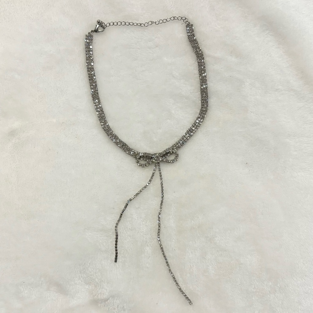 Bow necklace